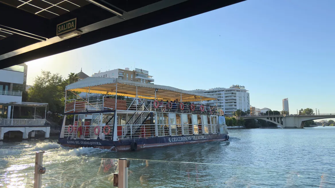 Barco por el Guadalquivir